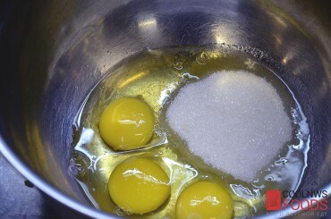 Яйца взбить в белую пену со второй половиной сахара.