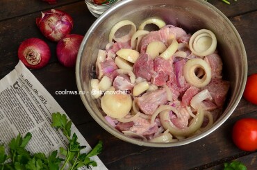 Готовый замаринованный свиной шашлык с уксусом.