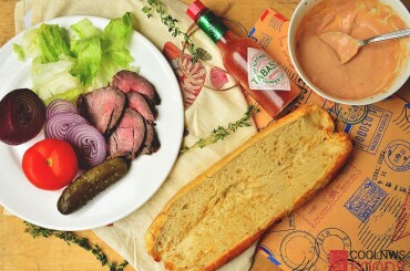 Подготовим ингредиенты для сэндвича с ростбифом: ростбиф нарезать ломтиками. Также нарезать овощи. А для соуса - смешать майонез, кетчуп и ворчестерский соус. Получится соус "кетчунез".