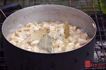 После добавляем лавровый лист, соль и перец свежемолотый.