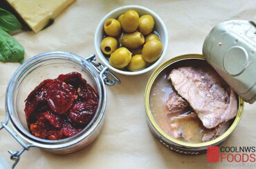 Подготовим топпинги: вяленые томаты собственного приготовления, оливки, кабачковую икру  и консервированный тунец.