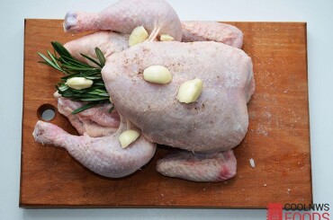 Курицу промыть, хорошо натереть солью и перцем. Вовнутрь положить свежий розмарин.
