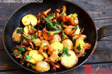 Добавляем грибы лисички к обжаренному картофелю, жарим их вместе с картофелем около 5-6 минут.
