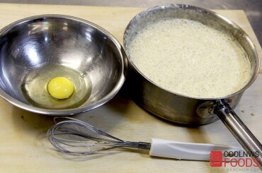 Чтобы оладьи были пышными, яйцо добавим в тесто после того, как оно поднялось, так как желток замедляет действие дрожжей. Яйцо нужно взбить венчиком.