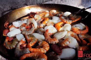 Обжариваем "Черисо", снимаем сковороду с огня и добавляем морепродукты: сначала креветки, а потом тушки кальмара. Обжариваем вместе пока креветки не станут красными. перекладываем в емкость.