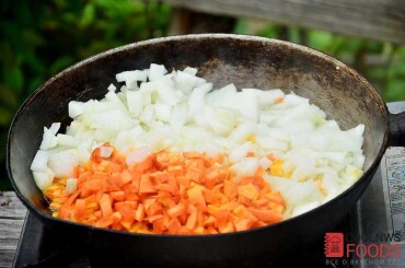 Морковку и репчатый лук нарежем кубикам и обжарим на растительном масле. В конце жарки добавить немного ароматного нерафинированого масла.