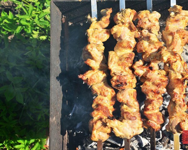 Признак готовности куриного шашлыка - румяная золотистая корочка.