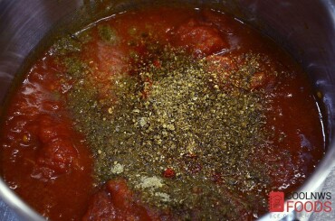 В сотейник переложим томаты в собственном соку, добавим соль, сахар, грузинские специи, грецкий орех. Поставим на медленный огонь и помешивания доведем до кипения. Потушим 4-5 минут, чтобы томаты стали распадаться. Снимаем с огня, даем остыть и настояться. В остывший соус сацебели добавляем измельченный чеснок и немного рубленной кинзы.
