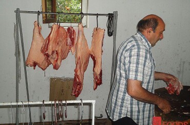 В Грузии для шашлыка используют только парное мясо. Приходить в мясную лавку нужно рано утром.