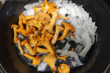 Обжариваем лисички на сковороде вместе с нарезанным соломкой репчатым луком. Крупные экземпляры грибов разрежте.