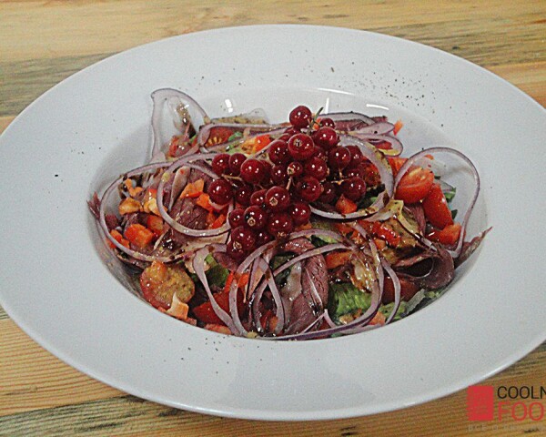 салат с утиной грудкой и красной смородиной