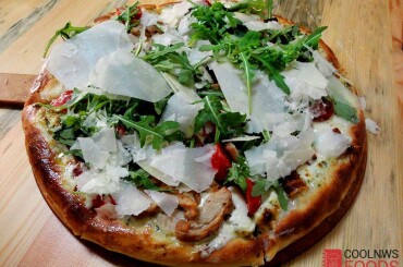 На готовую пиццу выкладываем листья салата руккола и посыпаем тонко нарезанными слайсами сыра пармезан. Рекомендую сбрызнуть пиццу оливковым маслом.