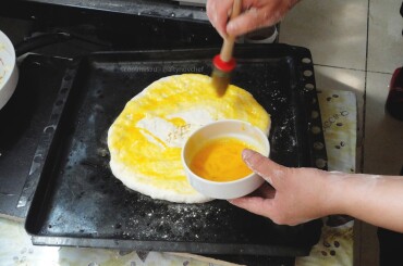 Смазываем яйцом хачапури.