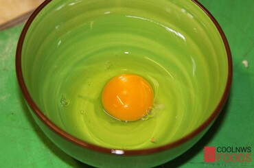 Делаем помазку (берем яйцо, сметану и немного сахара...).