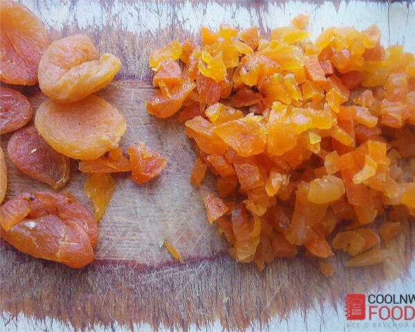 Нарежем курагу на мелкие кусочки. Если курага жесткая - замочите ее предварительно на 30 минут в холодной воде..