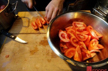 Нарезаем дольками помидоры