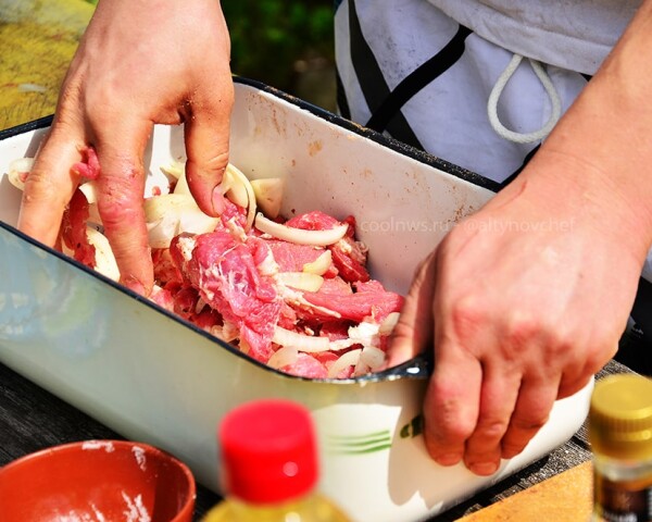 Добавляем соль, свежемолотый перец и вымешиваем до тех пор пока мясо не станет липким как пластилин. Это выделяется белок, который создаст пленку и мясо при жарке будет более сочным.