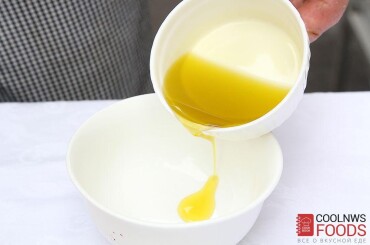 А теперь приготовим лимонно-горчичную заправку: смешиваем оливковое масло...