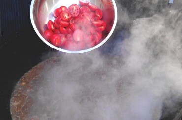 Добавляем свежие грунтовые томаты и вторую часть специй, варим до тех пор пока рис не станет мягким.