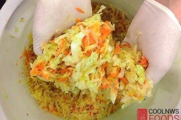 Когда капуста готова, приготовим из нее вкусный салатик: квашенную капусту нужно промыть, репчатый лук нарезать соломкой, укроп порубить. Все смешать, добавить сахар и ароматное подсолнечное масло.