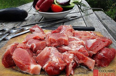 Главный секрет приготовления грузинского шашлыка заключается в том, что мясо не маринуется вообще, а долго вымешивается руками до тех пор, пока оно не станет липким. Это очень важно! А солится и перчится мясо - в процессе жарки. Тем самым мясо сохранит свою сочность и мясной аромат.