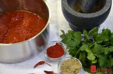 Пока тесто расстаивается приготовим томатный соус сацебелли для пицы. Для него понадобится набор грузинских специй в него входят: семена кориандра, черный молотый перец, уцхо-сунели, молотая паприка.