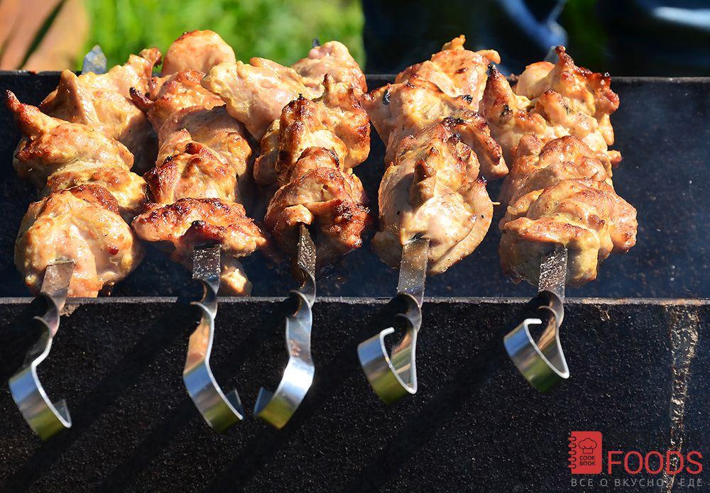 Как замариновать куриные бедра на шашлык